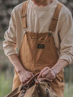 Overalls are synonymous with workwear.These ones are cut from cotton in a classic brown hue, then detailed with all those workshop-ready features like an array of pockets, a hammer loop and adjustable straps at the front. Vintage Canvas, Styl Vintage, Vintage Sweatshirt, Lounge Pants, Color Khaki, Chinos Pants, Cotton Thread, Suspenders, Canvas Material