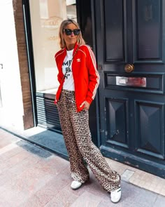 Orange Blazer Outfits, Grunge Mama, Style Désinvolte Chic, Look Adidas, Animal Print Outfits, Mum Fashion, Print Pants, Working On It