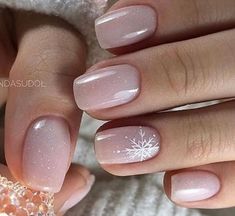 Natural Christmas Nails Short, January Nails Natural, Natural Winter Nails Simple, Pale Pink Christmas Nails, Neutral Christmas Nails Dip, Christmas Nails White Tips, Subtle Christmas Nails Gel, Neutral Snowflake Nails, Christmas Nails Acrylic Squoval