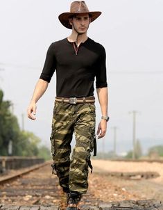 25 Amazing Cargo Pants Outfit Ideas For Men To Try This Year Instaloverz Cargo Pant Outfits, Women Cargo Pants Outfit, Outfit Ideas Cargo Pants, Cargo Pants Outfit Ideas, Black Cargo Pants Outfit, Cargo Pants Women Outfit, Green Cargo Pants Outfit, Cargo Pants Outfit Men, Pants Outfit Ideas