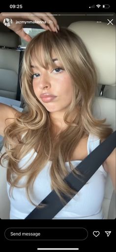 Off Blonde Hair, Dark Light Blonde Hair, Different Types Of Blowouts, Blonde Hair Carmel Highlight, Hair Idea Color, Blondes With Dark Eyebrows, Long Hair Frosted Tips, Haircuts For Medium Long Length Hair, Gold Hair Styles