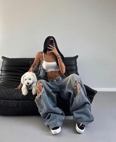 Crop Tops Baggy Pants, Crop Top With Baggy Pants, Crop Top Big Pants, Baggy Jeans With Crop Top, Crop Top With Baggy Jeans, Crop Top Baggy Pants Outfit, Oversized Cropped Crop Top For Streetwear, Baggy Pants Outfit Street Styles, Jeans With Crop Top