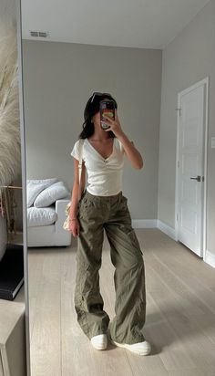 Commuter Style Women, Modern Style Clothing, White Tanktop Outfit, Summer Outfits Pants Casual, Meeting The Parents Outfit Summer, Beach Tomboy Outfits, Simple Style Aesthetic, Non Trendy Outfits, Cute Tops Outfits