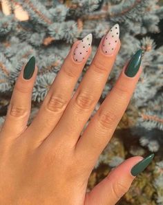 Christmas Nails 2023 Design, Christmas Nails Acrylics Simple, Trendy Nails Christmas 2023, 2023 Christmas Nails Simple, Non Christmas Christmas Nails, Winter Nails 2023 Almond, Festive Christmas Nails Acrylic, Christmas Nails Acrylic Almond Short Simple, Green Christmas Nails Almond Shape