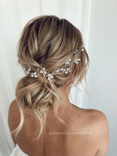 the back of a woman's head wearing a hair comb with flowers in it