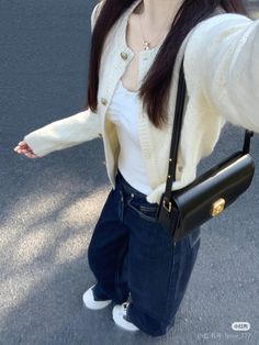 Flare Jeans Outfit Aesthetic, Casual Outfit With Jeans, Jeans And Cardigan, Flare Jean Outfit, Uniqlo Outfit, Outfit With Jeans, Cute Casual Outfit, Seasonal Outfits, Stussy Hoodie