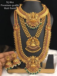 Antic Jewellery, Pretty Gold Necklaces, Black Dessert, Bride Saree, Gold Jewels Design, Saree Jewellery, Gold Earrings Models, Gold Chain Design, Fancy Jewellery Designs