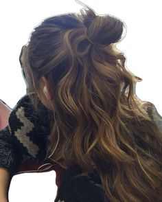 Wavy Hair Half Up, Brown Half Up Half Down, Bun Half Up Half Down, Half Up Half Down Wavy Hair, Half Up Half Down Bun, Down Bun, Aesthetic Surgeon, Ombré Balayage, Hair Ideas Ponytail