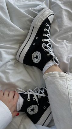 Converse черные конверсы стиль Tenis Aesthetic, Boty Converse, All Star Cano Alto, Cute Converse Shoes, Converse Aesthetic, Cute Converse, Pretty Sneakers, Preppy Shoes, Pretty Shoes Sneakers