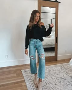 Cropped Ripped Jeans Outfit, Long Sleeve Tucked In Jeans Outfit, Levi Mom Jeans Outfit, Styling Cropped Jeans, Levi’s Ribcage Jeans, Cropped Jeans Outfit Fall, Nice Jeans Outfit, Ripped Jeans Fall Outfit, Everyday Jeans Outfit