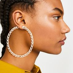 Elevated Yet Edgy, These Jacquemus Earrings Showcase An Oversized Chain Link Hoop. They Are Crafted From Rhodium Plated Brass With An Off White Cream Color On Hoops. Earrings Showcase A Hinge Post Closure. Original Price Of Earrings: $285 Earrings Will Come With Original Box And Dustbag. Made In Italy Description: Material: Off White/Cream Overlay On Rhodium Plated Brass Weight: 2oz Each Earring Size: Length: 3.75in / 9.5cm Approximately Chic White Single Earring, Chic Single White Earring, Cream Earrings For Party, Chic White Round Hoop Earrings, Chic White Hoop Earrings, Chic White Jewelry For Evening, Modern White Pierced Hoop Earrings, White Hoop Earrings For Evening, Jacquemus Earrings