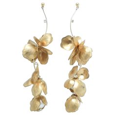 material:Brass, Vintage 1970s Japanese glass pearls,stainless size:length 6cm These earrings have a very glamorous look. The elegant gold and vintage pearls will brighten up your face. A must-have item for wedding dresses and other glamorous outfits, or as the star of a simple outfit. Poppy Bouquet, For Wedding Dresses, Glamorous Outfits, Glamorous Look, Simple Outfit, Fish Scales, Vintage Pearls, Flower Jewellery, Vintage 1970s