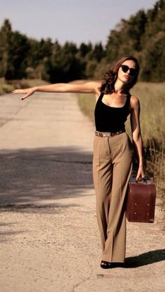 High Waisted Pants Outfit, Realistic Goals, Office Outfits Women, Looks Street Style, Outfit Trends, Street Style Inspiration, Looks Chic, Look Vintage