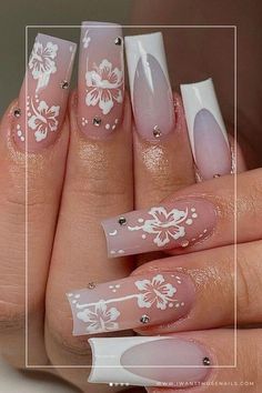 Nail Designs With Hibiscus Flowers, Nail Ideas Hibiscus Flower, Hawaii Nails White, Nail With Flowers Design, Nail Inspo Flower Design, White Hawaiian Flower Nails, Nails With Tropical Flower, Summer Nail Inspo Hibiscus Flower, White Nails With Hibiscus Flowers