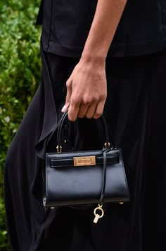 Tory Burch Bag Aesthetic, Handbag Brands, Statement Handbag, My Style Bags, Diy Leather Bag, Bag Obsession, Designer Purses, Buy Bags, Bag Suitcase