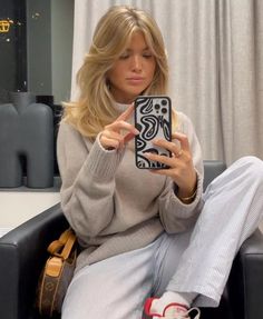 Farrah Fawcett Hair Inspiration, 90s Bangs Medium Hair, Aesthetic Mid Length Hair, Honey Blonde Hair Short, Lions Mane, France Aesthetic, 2023 Hair, Chop Chop, Fall 23