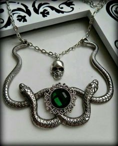 Slytherin Necklace, Slytherin Jewelry, Slytherin Fashion, Stile Harry Potter, Slytherin Pride, Harry Potter Jewelry, Slytherin House, Slytherin Aesthetic, Harry Potter Outfits