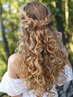 Bride Hairstyles For Medium Hair, Cute Down Hairstyles For Long Hair, Medium Length Hair Styles Prom, Curly Hair Prom Hairstyles, Prom Hairstyles Curly Hair, Chloe Core, Prom Hairstyles Curly, Homecoming Inspo, Prom Ponytail Hairstyles