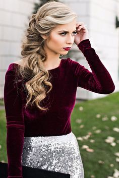 Holiday hair and makeup by Vivian Makeup Artist. Such a gorgeous dramatic look perfect for Christmas parties/ holiday parties. Mehndi Hair, Easy Formal Hairstyles, Winter Wedding Hair, Simple Hairstyle, Long Hairdos, Loose Braids, Side Hairstyles, Christmas Hairstyles, Holiday Hairstyles