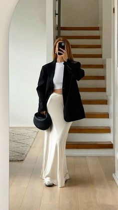 White Satin Skirt, Silk Skirt Outfit, Satin Skirt Outfit, Rok Outfit, Chique Outfit, Long Skirt Outfits, Maxi Skirt Outfits