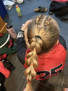 Girls Hockey Hairstyles, Gameday Hair Softball, Bubble Braid Hairstyles For Sports, Girls Sports Hairstyles, Braided Sports Hairstyles, Hairstyles For Volleyball Games, Braided Hairstyles Sports, Cute Gym Hairstyles