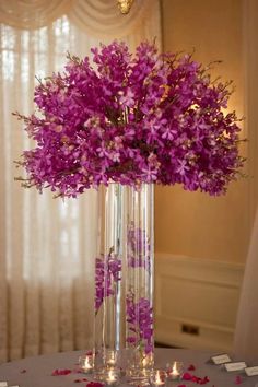 Amazing collection in flower vase ideas Tall Modern Flower Arrangements, Tall Vase Flower Arrangements, Flower Vase Ideas, Tall Vase Decor, Grocery Store Flowers, Tulip Arrangement, Tall Flower Arrangements, Modern Flower Vase