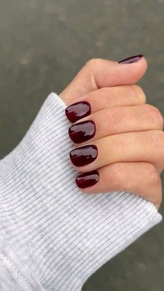 Autumnal Short Nails, Fall Nail Shapes, Nails For Autumn 2024, Short Nails Autumn 2024, Short Fingers Nail Shape, Short Autumn Nail Designs, Short Nails Fall Designs, Nail Colors 2024 Fall, Short Gel Fall Nails