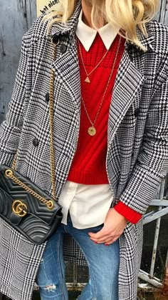 Outfit Saco Gris, Houndstooth Coat Outfit, Red Jumper Outfit, Look Office, Plaid Outfits, Latest Outfits, High Fashion Street Style, 가을 패션, Fall Fashion Outfits