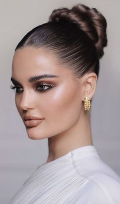 Brown Hair Inspiration, Bride Looks, Wedding Makeup Bride, Chinese Woman, Faceless Men, Wedding Hair Up, The Faceless, High Hair, Sleek Updo