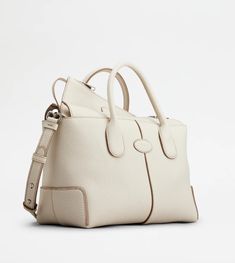 Woman WHITE Tod's Di Bag in Leather Small XBWDBSA0200WSSPZB010 | Tods Timeless Wardrobe Staples, Fashion Enthusiast, Zippered Pouch, Italian Luxury, Elegant Accessories, Luxury Retail, Leather Tote Bag, Bago, Luxury Shoes