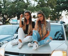 Tess and Sarah Fast Driving, Driving Car