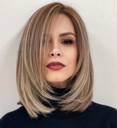 frisuren mittellang haarshcnitt frisuren trend 2022 junge frau mit blunt bob Medium Brunette Hair, Medium Curly Hair Styles, Medium Short Hair, Shoulder Length Hair Cuts, Round Face Haircuts, Brown Blonde Hair, Medium Hair Cuts, Shoulder Length Hair, Medium Length Hair Cuts