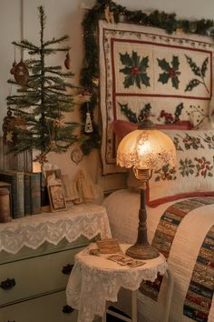 A vintage-themed bedroom with holiday quilts, a small Christmas tree, and rustic holiday decorations for a cozy feel. Christmas Decor Bedroom Ideas, Bedroom Ideas Retro, Bedroom Christmas Decor Ideas, Vintage Christmas Decor Ideas, Bedroom Christmas Decor, Retro 13, Bedroom Christmas, Vintage Christmas Decor, Christmas Decorations Bedroom