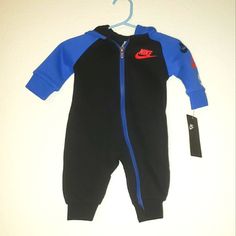 Nike Baby Royal Blue And Black Long Sleeve Full Zip Futura Fleece Hooded Coveralls 3 Mos. Cozy One Piece With Ribbed Cuffs. Machine Washable. Nike Tech Suit, Red Nike Tech, Baby Royal, Reborn Clothes, Nike Onesie, Outfit Sporty, Nike Set, Baby Nike, Nike Baby