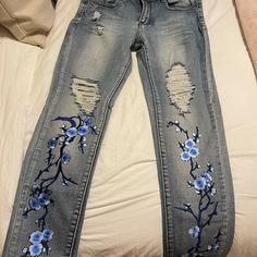 Brand New Embroidered Jeans Painting Jeans, Patterns Flowers, Hand Embroidery Patterns Flowers, Painted Jeans, Embellished Jeans, Embroidered Jeans, Hand Embroidery Patterns, Jeans Color, Sewing Ideas