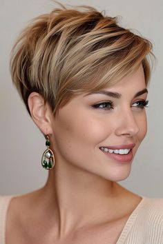 Nacken kurz, Deckhaar lang: 41+ frische Schnitte - hairtastic.de Short Blonde Hair Pixie, Very Short Hair Styles, Blonde Short Hairstyles, Pixie-cut Lang, Short Brown Hair, Short Choppy Hair