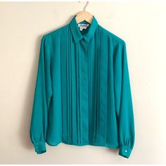 Vintage 80's Teal Green Long Sleeve Blouse Essential Classic Blouse Tag Size: 6 Armpit to Armpit: 21/22" Sleeve Length: 24" Back of neck to bottom of hem: 24" Machine Wash Please make sure to double check your measurements and reach out if you have any questions;) In EXCELLENT pre-owned condition. Shown on a size small mannequin. Tags: Vintage Blouse 80's Classic secretary blouse Spring Fitted Turquoise Blouse, Fitted Turquoise Blouse For Spring, Vintage Green Collared Blouse, Retro Green Top For Daywear, Turquoise Clothes, Secretary Blouse, Turquoise Blouse, Classic Blouse, Small Mannequin