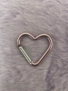 Pink carabiner for your keys Caribeaner Keys, Cool Carabiner, Cute Carabiner, Cute Keys Aesthetic, Carabiner Keychain Aesthetic, Aesthetic Keys, Heart Shaped Things, Cute Keychains For Car Keys, Heart Carabiner