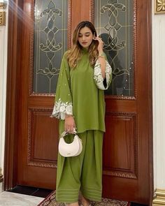 Pakistani Dresses Casual Design, Simple Pakistani Suits Casual, Simple Pakistani Dresses Casual Design, Simple Pakistani Dresses Casual, Dress Patern, Marriage Suits, South Asian Fashion, Design Kurta, Embroidery Fashion Detail