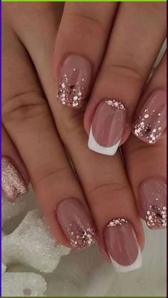 Nail Tutorial - Chrome Nails 💅 #chromenails #nailart #nailtutorial #nailpolish #diynailart #nailinspo #nailartaddict #nailsoftheday #prettynails #nailartideas #nailartdesigns #chromeeffect #metallicnails Champagne Nails, Fall Wedding Nails, Rose Gold Nails Design, Easy Nail Art Designs, Bridesmaids Nails, Hard Gel Nails, Classy Nail Designs, Rose Gold Nails