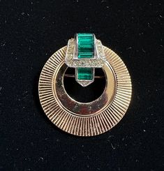 Art deco style Boucher circle pin with buckle accent. Gold tone w/ green and clear rhinestones. It measures 1 3/8". Excellent condition. Providence Ri, Art Deco Stil, Art Deco Style, Style Art, Clear Rhinestones, Deco Style, Art Deco Fashion, Favorite Jewelry, Brooch Pin