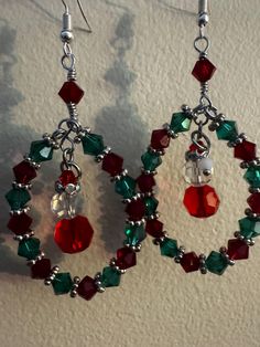 Diy Christmas Jewelry Ideas, Holiday Earrings Diy, Diy Christmas Earrings, Christmas Wreath Earrings, Christmas Earrings Handmade, Christmas Jewelry Diy, Wreath Earrings, Beadwork Ideas