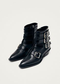 Botines de cuero negro adornados con hebillas
¿No estás segura si te sientes más como una Cowgirl o una Amazona? Aquí tienes el compromiso perfecto. Confeccionados en cuero negro, los botines Eras son la versión corta de los Ryder, en punta, con tacón estilo cowboy y hebillas plateadas típicas de una bota de montar. Edgy Boots With Metal Pin Buckle For Fall, Edgy Fall Boots With Metal Pin Buckle, Western Boots With Buckle Closure For Fall, Edgy Fall Boots With Buckle Closure, Fall Moto Boots With Buckle Closure And Snip Toe, Western Moto Boots With Buckle Closure For Fall, Western Style Moto Boots With Buckle Closure For Fall, Fall Moto Boots With Buckle Closure And Low Heel, Western Boots With Buckle Closure And Pointed Toe