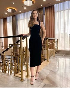 Semi Formal Dress Brown, Elegant Outfit For Graduation, Classy Dress Graduation, Black Classy Gown, Mid Black Dress, Black Dress Outfit Classy Elegant Party, Classy Dress For Graduation, Formal Elegant Outfit Classy Dress, Graduation Elegant Dress