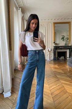 21 Ways to Wear Wide-Leg Jeans | Who What Wear UK High Waisted Wide Leg Jeans Outfit, Outfits With Wide Leg Jeans, Wide Jeans Outfit, How To Style Wide Leg Jeans, Wide Leg Jeans Outfits, Wide Leg Outfit, Style Wide Leg Jeans, Jeans Outfit Spring, Wide Leg Jeans Outfit