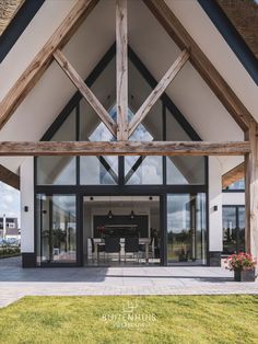 eiken spant, hout, open keuken, glas, ruimtelijk, rieten kap, wit gestuct Country Style Architecture, Mountain Home Interiors, Post And Beam Home, Gable House, Wooden Columns, Modern Mountain Home, Tall Ceilings