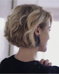 Graduated Bob Hairstyles, Short Hairstyle Ideas, Short Wavy Haircuts, Hairstyles For Thick Hair, Graduated Bob, Wavy Haircuts, Chin Length Hair, Short Hairstyles For Thick Hair