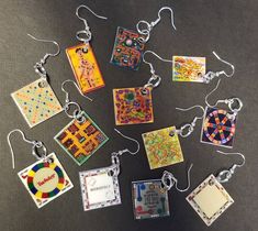 many different square shaped items are hanging from chains