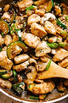 chicken, peppers and mushrooms in a skillet with sesame seeds on the side ready to be eaten