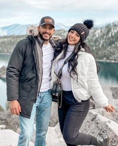 Couple Pose In Mountain, Honeymoon Outfits Winter, Cute Couples Outfits Casual, Kashmir Couple Photos, Winter Honeymoon Outfits, Autumn Travel Outfit, Matching Winter Outfits For Couples, Couple Outfits Matching Casual, Kashmir Snow